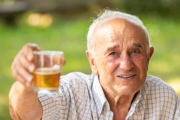 Senior Man Toasting Happy Outdoors — Φωτογραφία Αρχείου