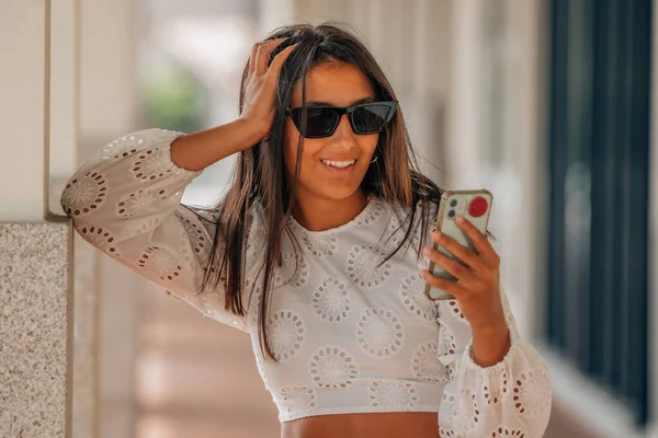 Латинская Девушка Мобильным Телефоном Солнцезащитными Очками Улице — стоковое фото