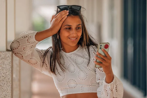 Menina Latino Americana Com Celular Smartphone Rua — Fotografia de Stock