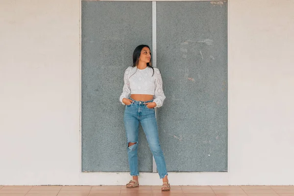 Latina Menina Rua Comprimento Total Com Cópia Espaço — Fotografia de Stock