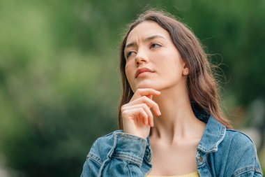 Düşünceli kız karar veriyor ya da şüphe ifadesi