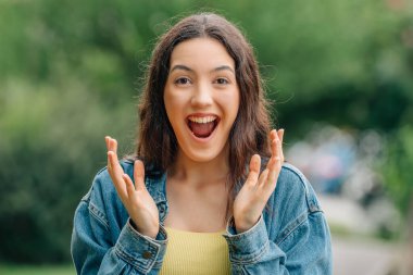 # Kız sevinçten havalara uçuyor #