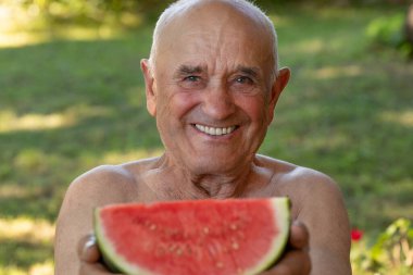 Yazın taze karpuz meyveli son sınıf öğrencisi.