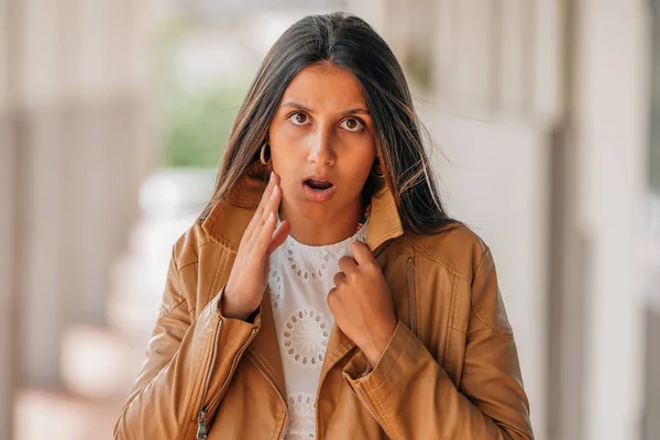 Menina Latina Rua Com Uma Expressão Surpresa — Fotografia de Stock