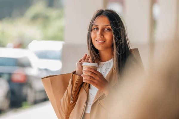 ラテン語の女の子の買い物袋とコーヒーカップ — ストック写真