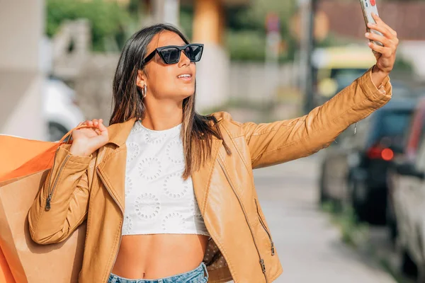 Ragazza Latina Alla Moda Con Registrazione Del Telefono Cellulare Scattare — Foto Stock