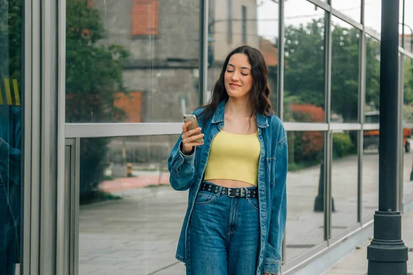 Menina Rua Compras Com Telefone Celular — Fotografia de Stock