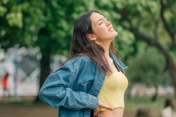 Menina Com Sinal Dor Nas Costas — Fotografia de Stock