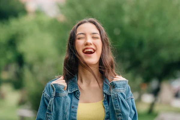 Menina Sorrindo Feliz Animado Com Felicidade — Fotografia de Stock