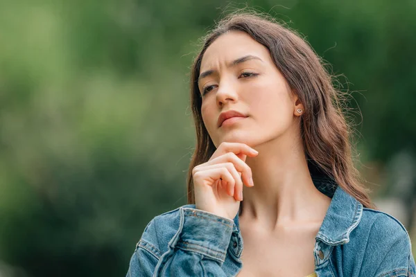 Menina Pensativa Tomada Decisão Expressão Dúvida — Fotografia de Stock