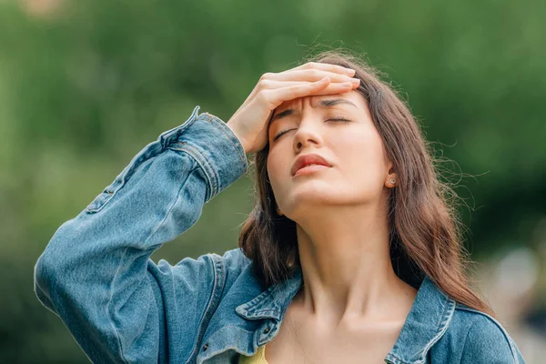 Meisje Met Haar Hand Haar Hoofd Met Een Uitdrukking Van — Stockfoto