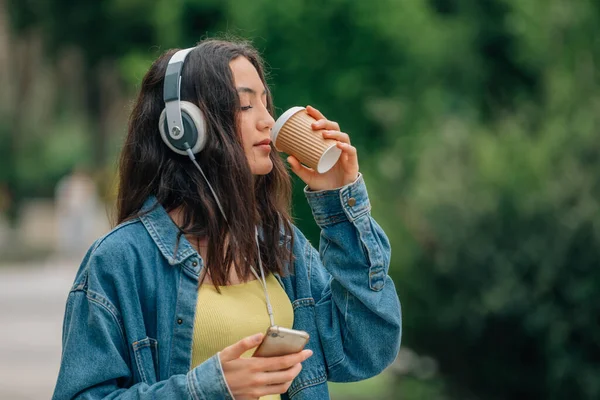 Ragazza Strada Con Telefono Cellulare Cuffie Tazza Caffè Bibita Analcolica — Foto Stock