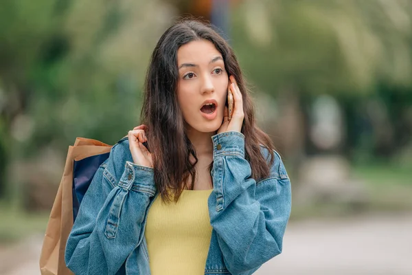 Chica Con Bolsas Compras Hablando Teléfono Móvil Con Una Expresión —  Fotos de Stock