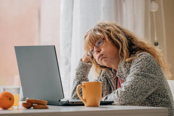 Kobieta Domu Zestresowany Problemami Laptopem — Zdjęcie stockowe