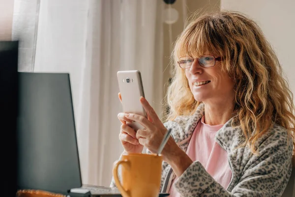 Donna Mezza Età Con Telefono Cellulare Laptop Casa — Foto Stock