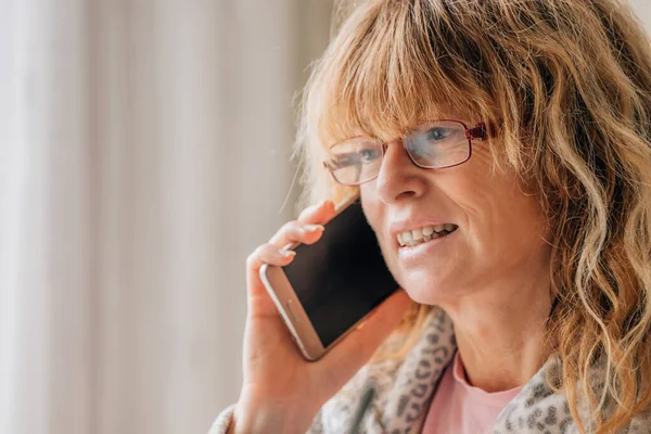 Porträtt Medelålders Kvinna Talar Mobiltelefon — Stockfoto