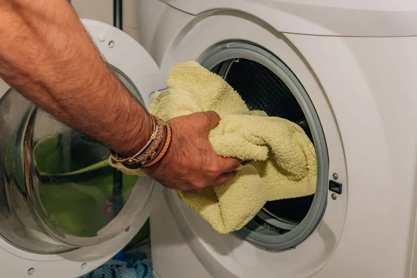 Hand Zetten Kleren Wassen Wasmachine — Stockfoto