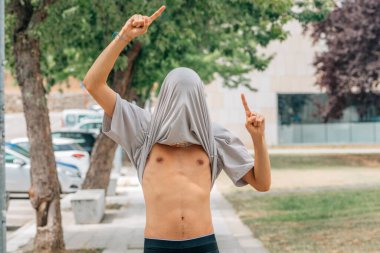 Genç hayran sokaklarda başarıyı kutluyor