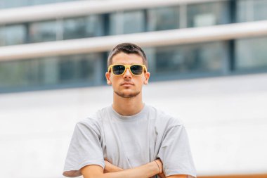 Yazın güneş gözlüklü genç kız.