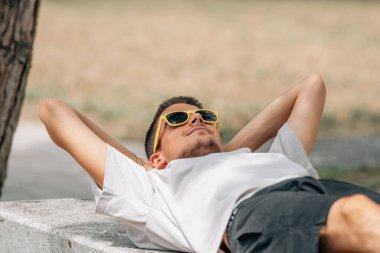 Genç adam şehir dışında dinleniyor.