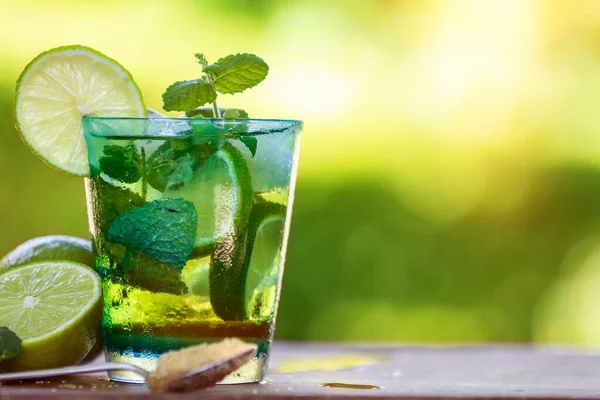 Szklanka Mojito Napój Tropikalny Miętą Cukrem Brązowym — Zdjęcie stockowe