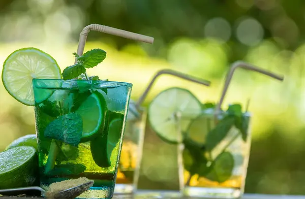 Szklanka Mojito Napój Tropikalny Miętą Cukrem Brązowym — Zdjęcie stockowe