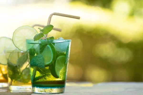 Szklanka Mojito Napój Tropikalny Miętą Cukrem Brązowym — Zdjęcie stockowe