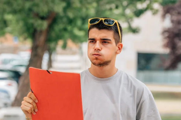 Estudante Fanning Com Pasta — Fotografia de Stock