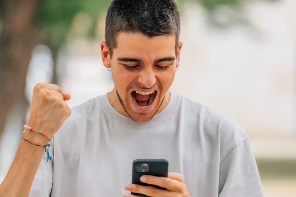 Jongeman Enthousiast Met Vreugde Kijken Naar Mobiele Telefoon — Stockfoto