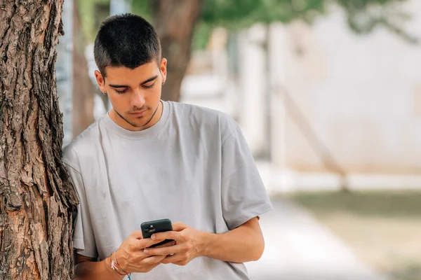 Ung Man Gatan Med Mobiltelefon Eller Smartphone — Stockfoto