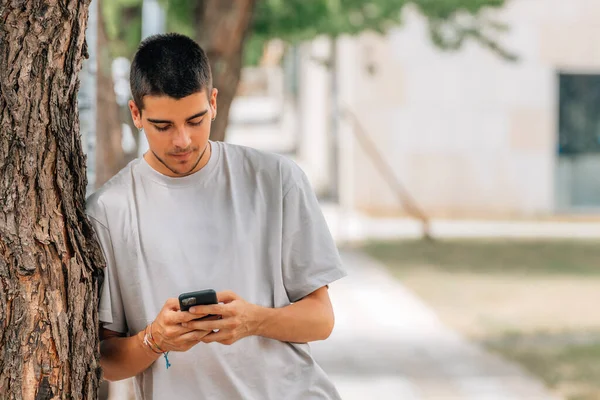 Jonge Man Straat Met Mobiele Telefoon Smartphone — Stockfoto