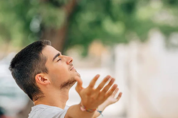 Jeune Homme Respirant Détendu Extérieur — Photo