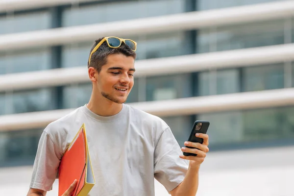 Estudante Com Livros Olhando Para Telefone Móvel — Fotografia de Stock