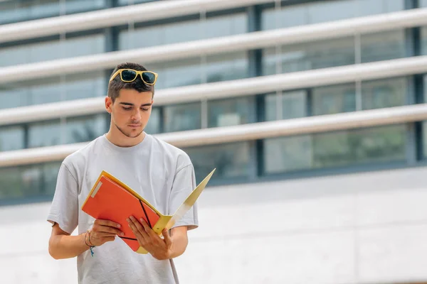 Student Met Boeken Straat Terug Naar School — Stockfoto