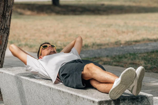 Joven Acostado Descansando Aire Libre Ciudad — Foto de Stock