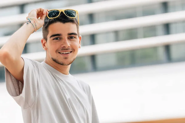 Retrato Hombre Joven Verano Con Gafas Sol — Foto de Stock