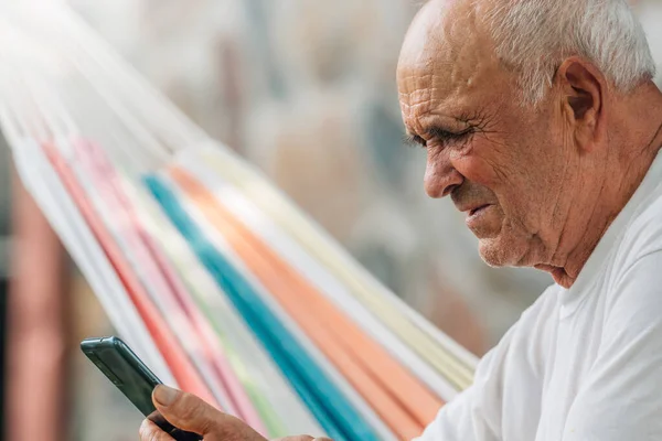 Старший Чоловік Дивиться Мобільний Телефон — стокове фото