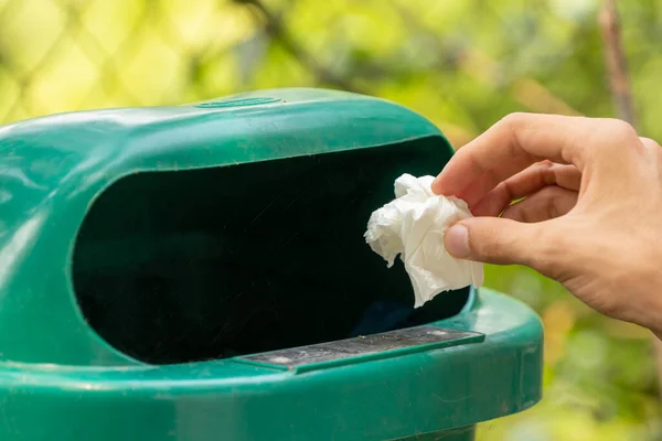 Mano Con Basura Tirándola Cubo — Foto de Stock