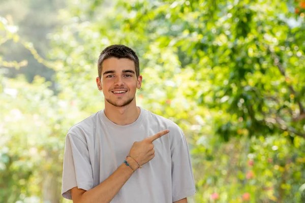Junger Mann Zeigt Lächelnd Nach Draußen — Stockfoto