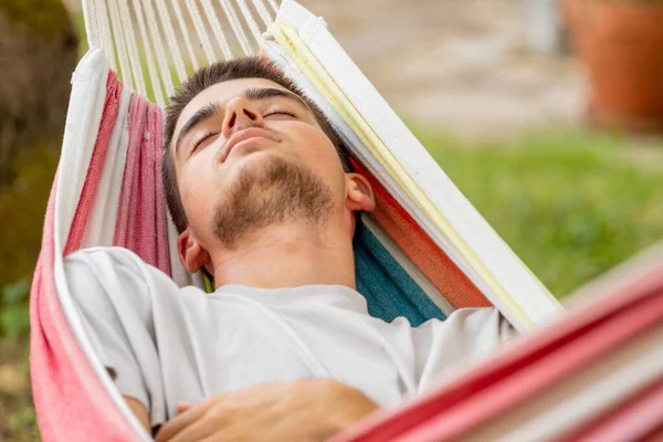 Mladý Muž Spí Houpací Síti Létě — Stock fotografie