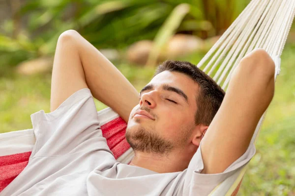Mladý Muž Spí Houpací Síti Létě — Stock fotografie