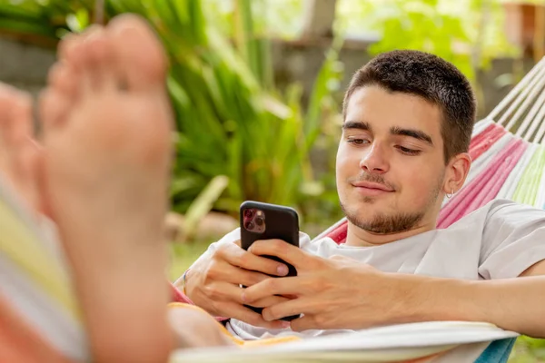 Jonge Man Hangmat Zomer Met Mobiele Telefoon — Stockfoto