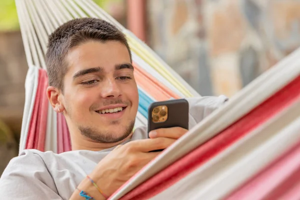 Jonge Man Zomer Vakantie Spelen Chatten Met Mobiele Telefoon — Stockfoto