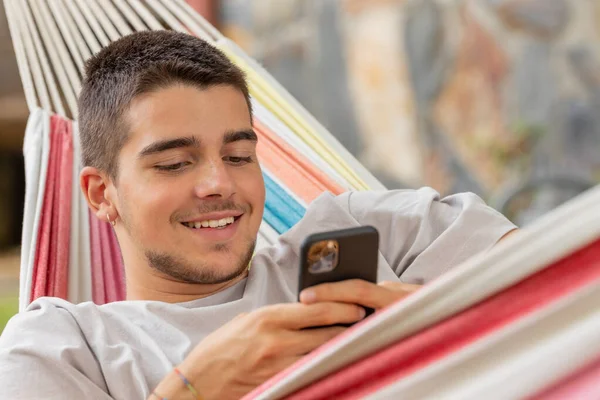 Hombre Joven Verano Vacaciones Jugando Charlando Con Teléfono Móvil Celular — Foto de Stock