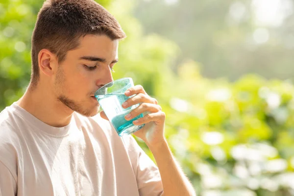 Young Man Drinking Water Outdoors — Stock Photo, Image