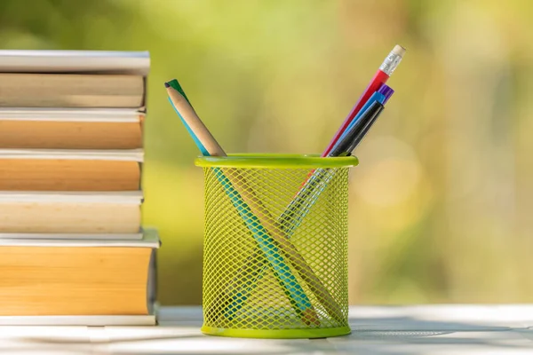 Gestapelte Bücher Mit Bleistiften Auf Grünem Naturhintergrund — Stockfoto