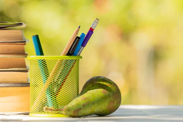 Açık Havada Okulda Masasında Kalemler Olan Çömlek — Stok fotoğraf