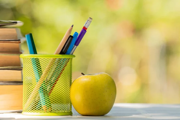 书桌上有铅笔的壶 学校用 — 图库照片