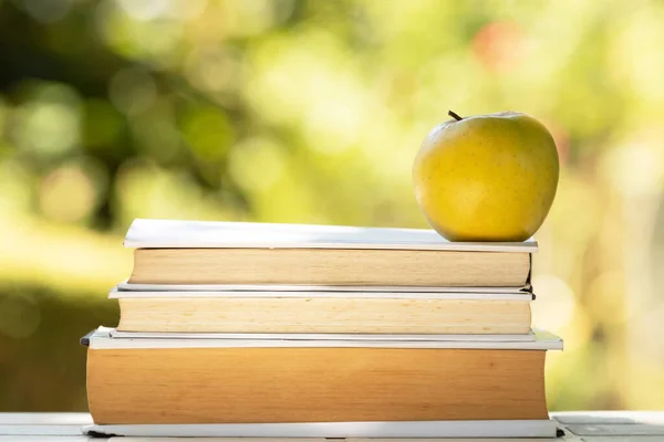 Apilados Libros Con Manzana Aire Libre — Foto de Stock