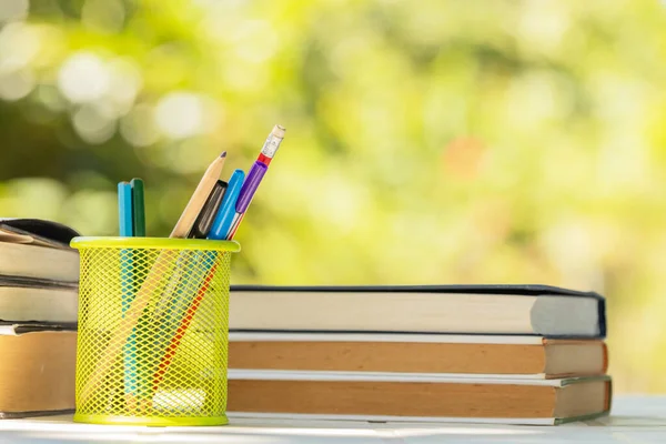 Stift Mit Bleistiften Und Schulbüchern — Stockfoto